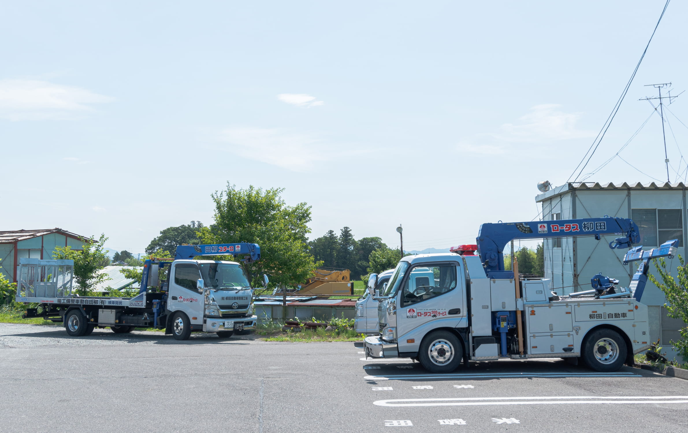 最新型のレッカー車や積載車