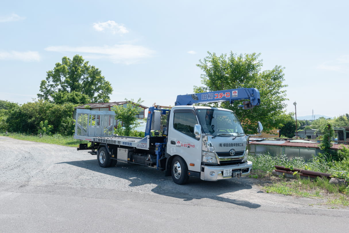 最新型のレッカー車や積載車